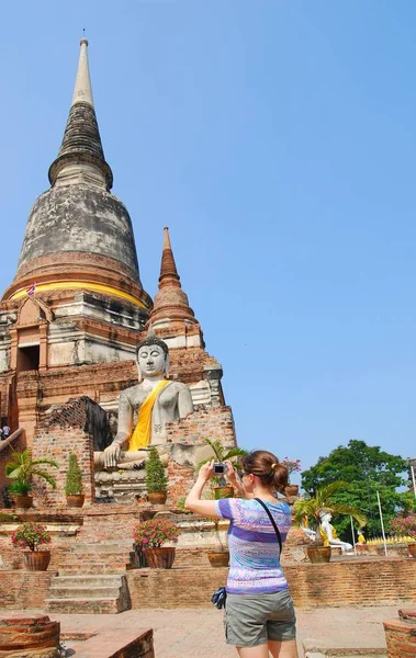 Ayutthaya Tayland Budist Stupanın Fotoğrafını Çeken Genç Bir Kadın — Stok fotoğraf
