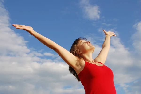 Jeune Femme Jouissant Vie Outddors Avec Les Mains Ciel — Photo