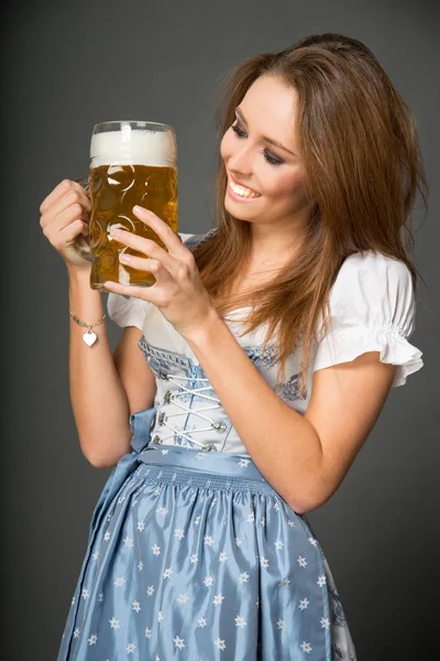 Vrouw Met Groot Glas Bier — Stockfoto