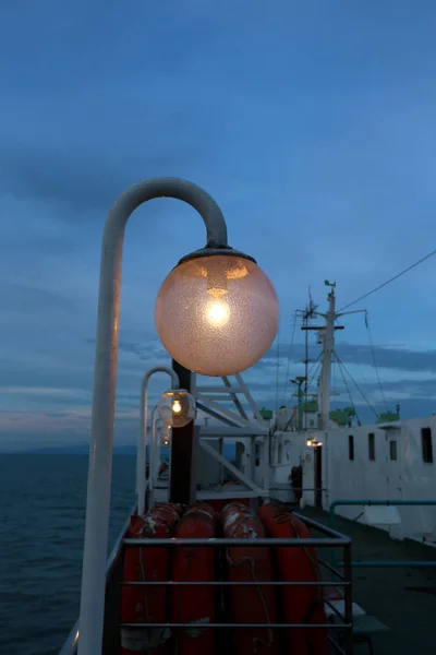 Lanterne Sur Ferry Sur Fond Ciel Bleu Coucher Soleil — Photo