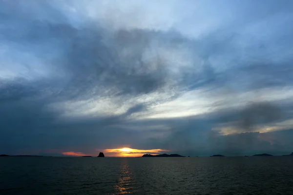 Zonsondergang Zee Tussen Wolken — Stockfoto
