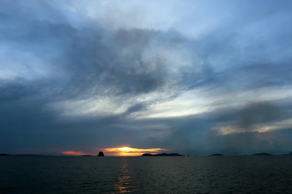 Pôr Sol Mar Entre Nuvens — Fotografia de Stock