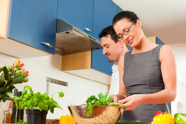 Jovem Casal Mulher Homem Cozinhar Sua Cozinha Preparar Legumes Salada — Fotografia de Stock