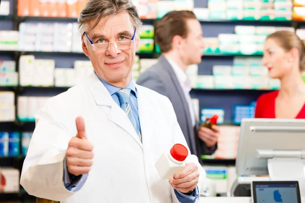 Farmacéutico Farmacia Con Paquete Medicamentos Cliente Fondo — Foto de Stock