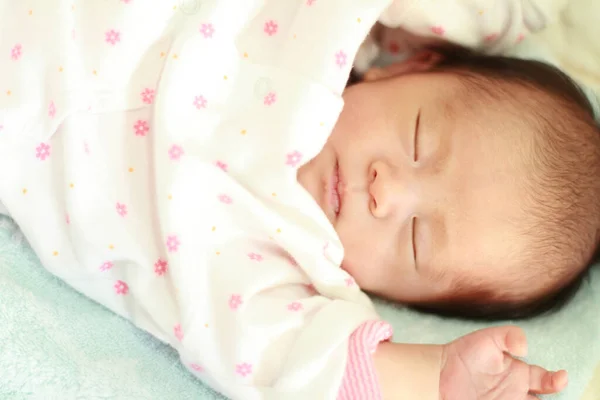 Dormire Neonato Bambina Giapponese — Foto Stock