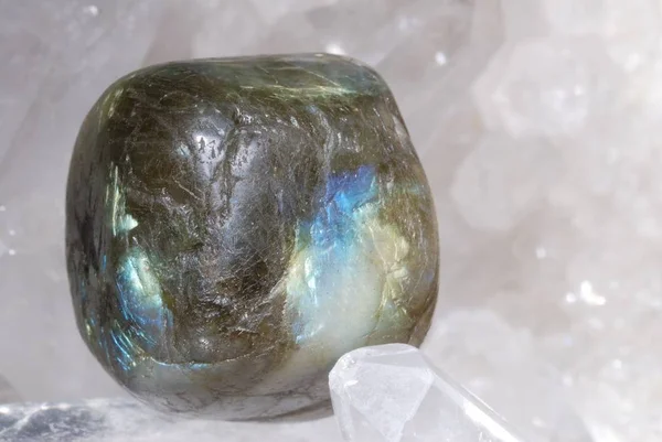 Labradorit Mücevheri Kuvars Kristalleri Üzerine Enerji Yükledi Mücevher Bir Mücevher — Stok fotoğraf