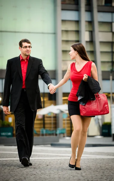 Depressa Jovem Mulher Negócios Draging Seu Namorado Rua — Fotografia de Stock