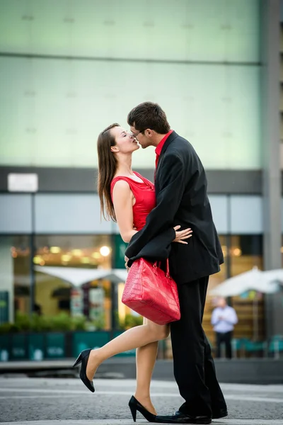 Joven Pareja Negocios Vestida Rojo Beso Bienvenida Uno Otro Calle — Foto de Stock