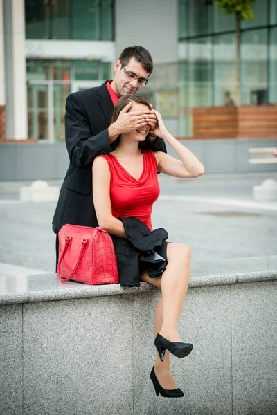 Giovane Uomo Affari Che Copre Gli Occhi Della Donna Attesa — Foto Stock