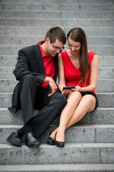 Pareja Joven Negocios Sentada Las Escaleras Trabajando Con Smartphone —  Fotos de Stock