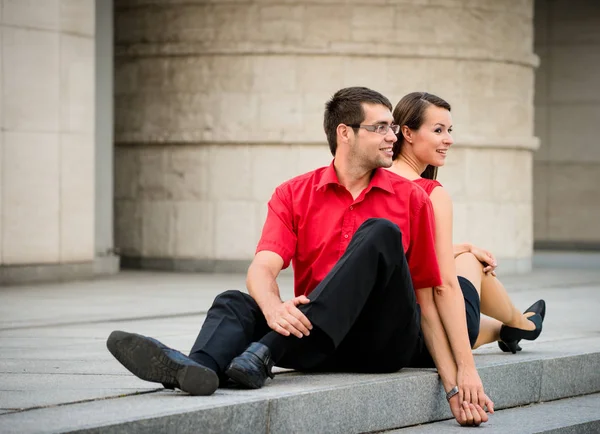 Jovem Casal Negócios Relaxante Inclinado Com Costas Rua — Fotografia de Stock