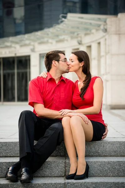 Estilo Vida Foto Jovens Beijando Pessoas Negócios Livre Rua — Fotografia de Stock