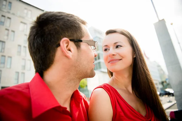若いカップルの愛がお互いの目を見て 屋外でストリート — ストック写真