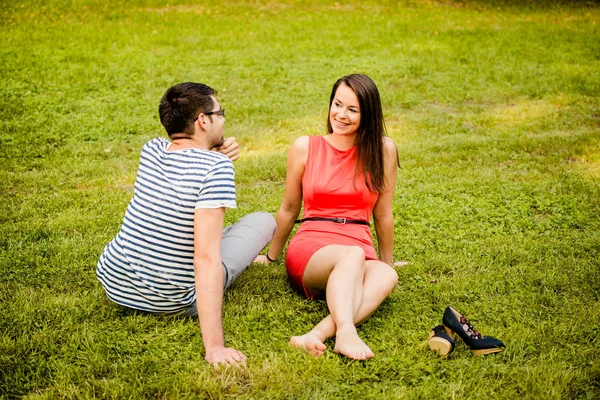 Unga Leende Par Sitter Och Pratar Gräs Parken Datum — Stockfoto