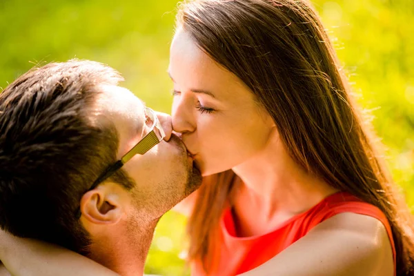 浪漫的年轻夫妇拥抱和亲吻在大自然 — 图库照片