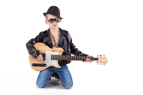 Menino Com Guitarra Isolado — Fotografia de Stock