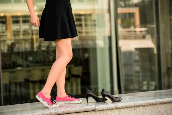 Mujer Joven Calle Zapatillas Deporte Zapatos Tacón Alto Están Junto — Foto de Stock