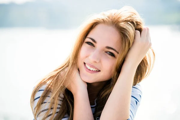 Ritratto Adolescente Sorridente Ragazza All Aperto Con Mani Nei Capelli — Foto Stock