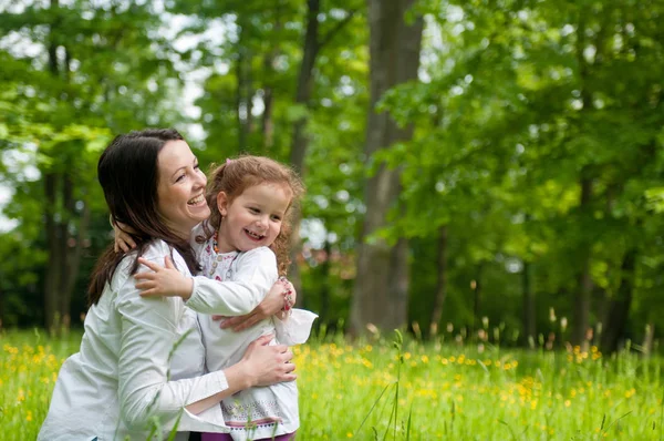 Liten Tjej Som Njuter Livet Med Hennes Mamma Utomhus — Stockfoto