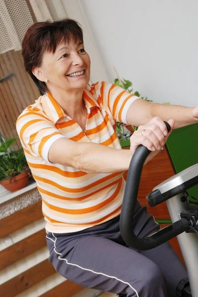 Упражнения Пожилых Женщин Вращающемся Велосипеде Дома Диагональная Композиция — стоковое фото