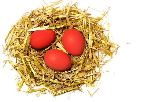 Rood Gekleurde Eieren Een Pasen Nest Van Gouden Stro Geïsoleerd — Stockfoto