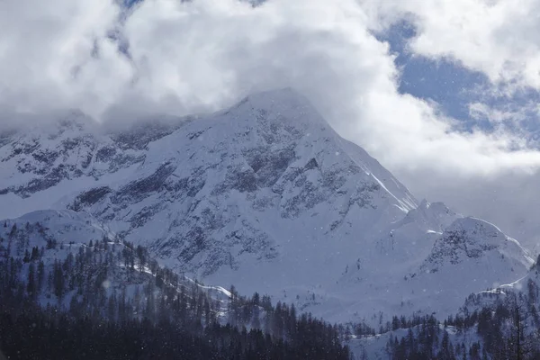 Βουνά Χιόνι Και Σύννεφα Στο Sideak Που Λαμβάνονται Στο Ελβετικό — Φωτογραφία Αρχείου