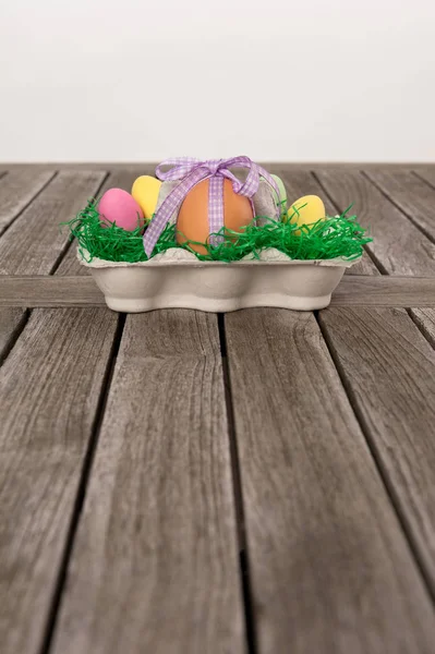 Jajko Kokardką Różnymi Małymi Pisankami Opakowaniu Wielkanocnym Jaj Przedstawione Drewnianym — Zdjęcie stockowe