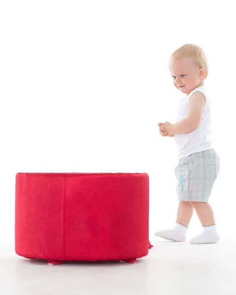 Doce Bebê Pequeno Brincando Com Caixa Fundo Branco — Fotografia de Stock