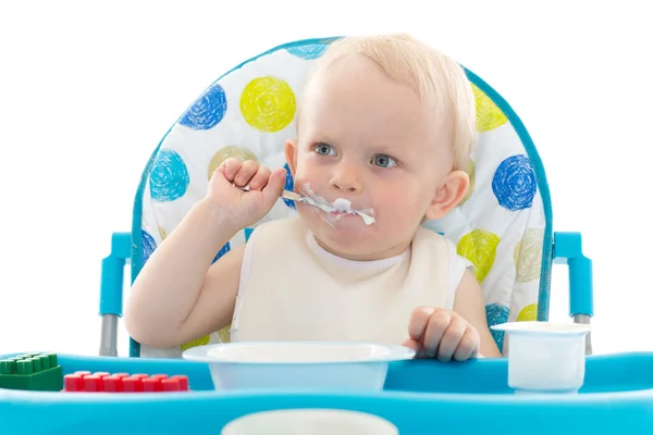 Doce Bebê Aprendendo Comer Com Colher Senta Cadeira Bebê Fundo — Fotografia de Stock