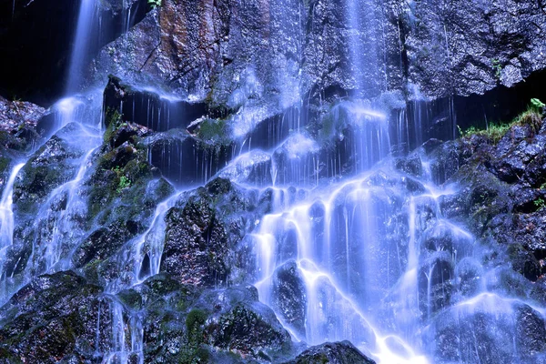 Bella Cascata Sullo Sfondo Della Natura — Foto Stock