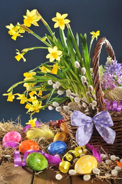 Panier Pâques Avec Beaucoup Jonquilles Œufs Pâques Sur Vieilles Planches — Photo