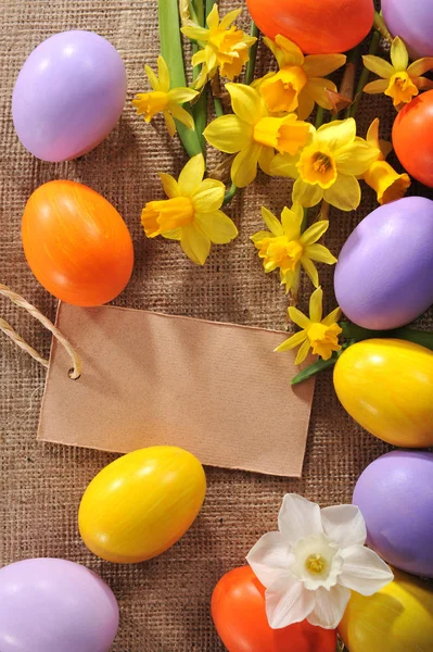 Kolorowe Jaja Wielkanocne Żonkilami Jałowym Worku — Zdjęcie stockowe