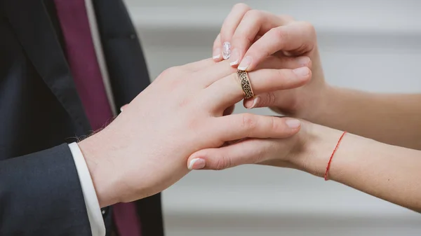 Bride Putting Wedding Ring Groom — Stockfoto