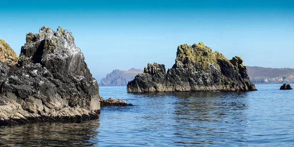 Felsen Mit Blasket Island Hintergrund Und Einem Klaren Blauen Himmel — Stockfoto