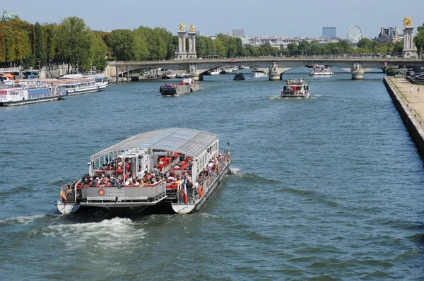 Γαλλία Bateau Mouche Στον Ποταμό Σηκουάνα Στο Παρίσι — Φωτογραφία Αρχείου