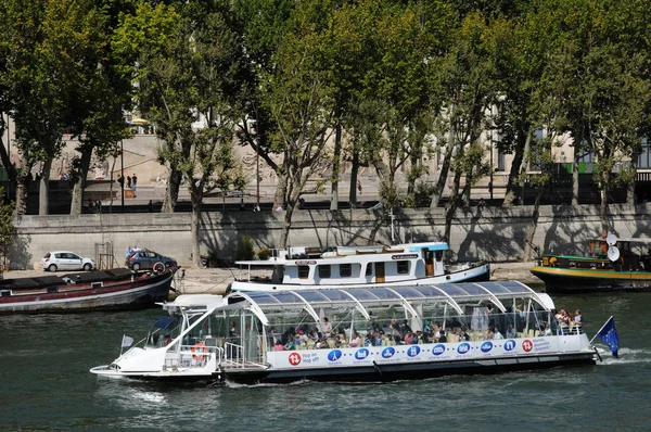 France Bateau Mouche Seine River Paris — стокове фото