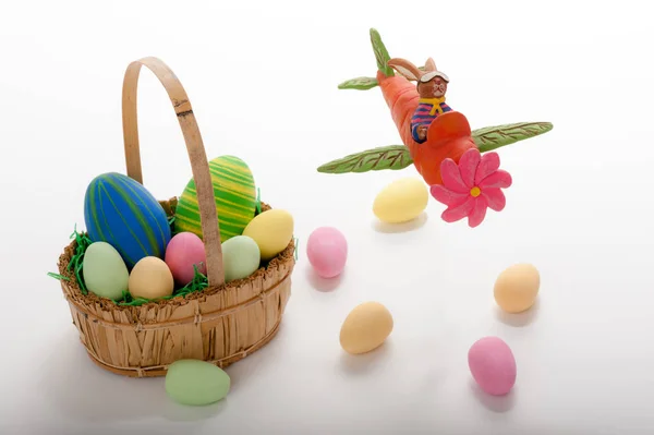 Latający Królik Wielkanocny Gniazdem Wielkanocnym Jajami — Zdjęcie stockowe