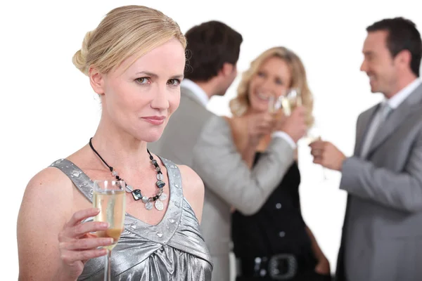 Blonde Frau Hält Champagner Hoch — Stockfoto