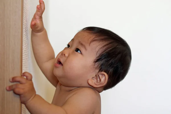 Bambino Ragazzo Tirando Fino Stand — Foto Stock