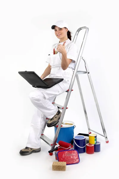 Retrato Pintor Feminino Decorador Com Laptop Encostado Contra Escada — Fotografia de Stock