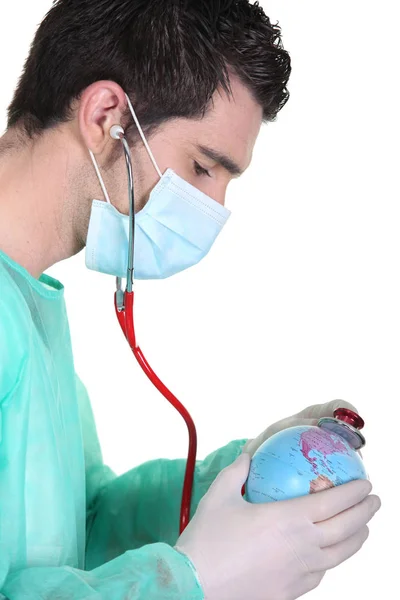 Manlig Sjuksköterska Använda Stetoskop Jordglob — Stockfoto