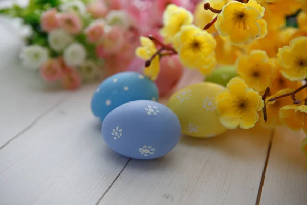 色彩艳丽的彩蛋装饰在白木背景上 复活节快乐 — 图库照片
