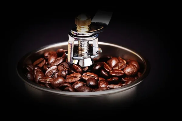 黒い背景のガラスの中のコーヒー豆は — ストック写真