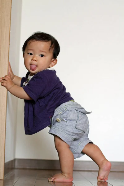 Bayi Laki Laki Menarik Untuk Berdiri — Stok Foto