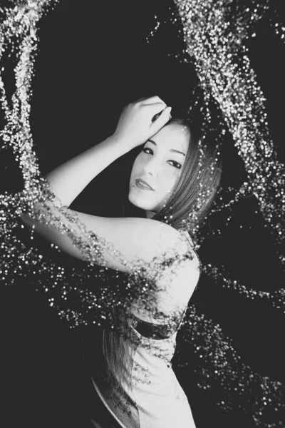 Bela Jovem Mulher Vestido Preto Com Uma Grinalda Flores — Fotografia de Stock