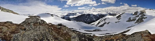 Doğal Trolltunga Norveç Yakınındaki Karlı Manzara Panoraması — Stok fotoğraf