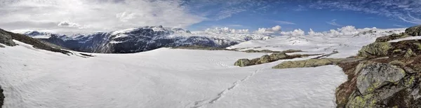 Doğal Trolltunga Norveç Yakınındaki Karlı Manzara Panoraması — Stok fotoğraf