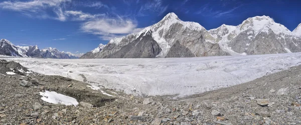 キルギスタンの天山山脈を絵の Engilchek 氷河の風光明媚なパノラマ — ストック写真