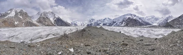 Engilchek 冰川在风景如画的天山山脉 在吉尔吉斯斯坦的风景全景 — 图库照片