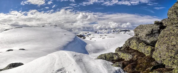 ノルウェーの Trolltunga 近くの雪に覆われた風景の風光明媚なパノラマ — ストック写真